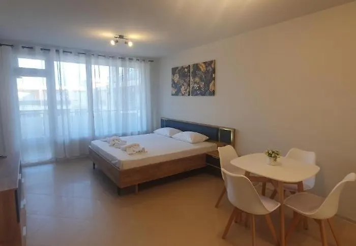 Central Beach Ravda Apartments شقة