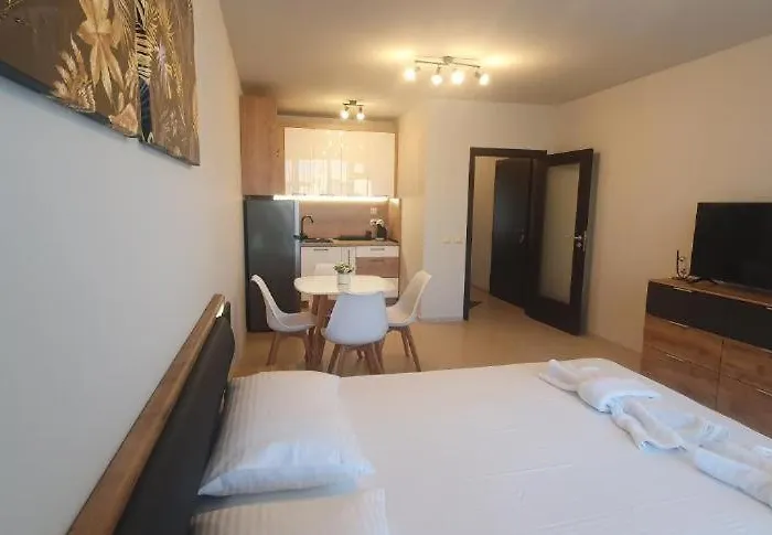 Central Beach Ravda Apartments *